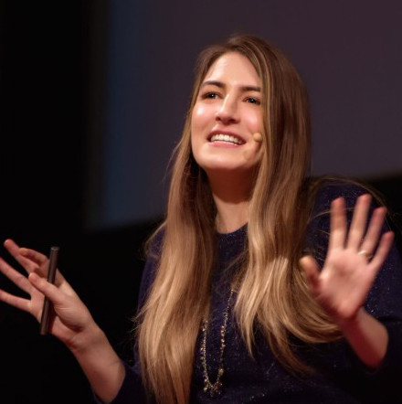 Mandy speaking at JS Conf Hawaii about variable fonts
